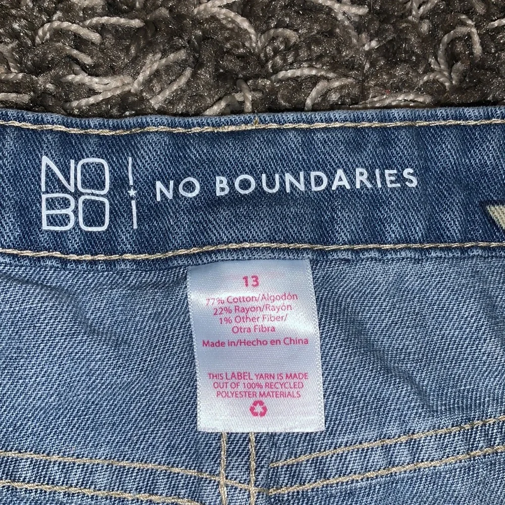No Boundaries Floral Shorts Size 13 - Picture 3 of 3